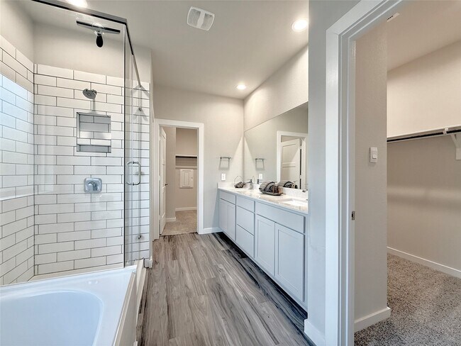 Building Photo - 14273 Lake Lodge Dr