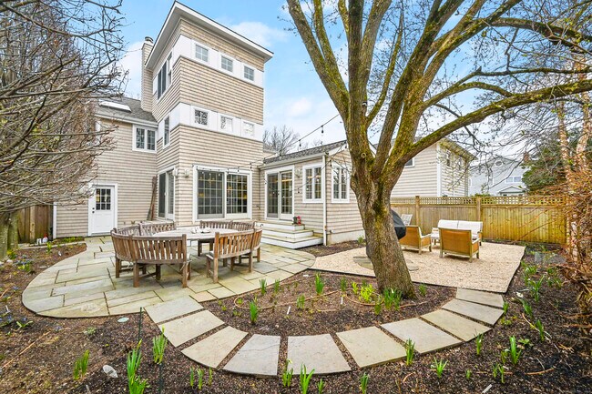 Building Photo - 104 Roton Ave