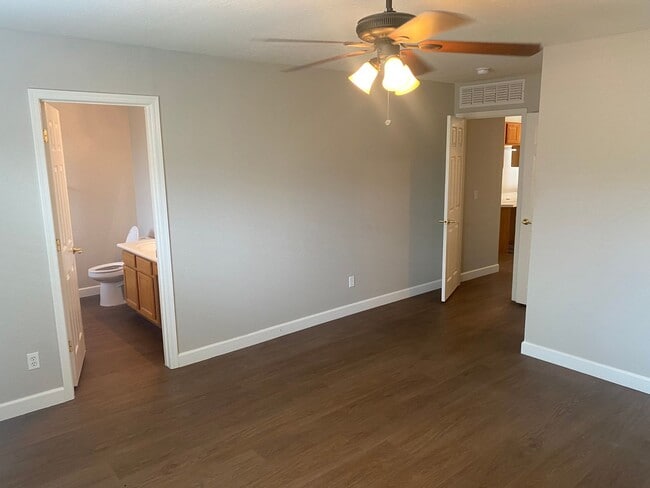 Building Photo - 3 bed 2 bath