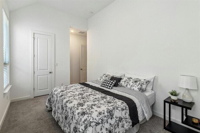 Building Photo - 104 Rainbow Vly Trl