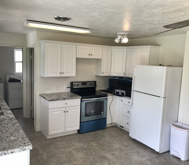Building Photo - Beautiful Holladay Home