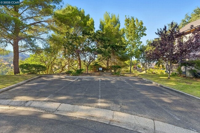 Building Photo - 121 Haslemere Ct