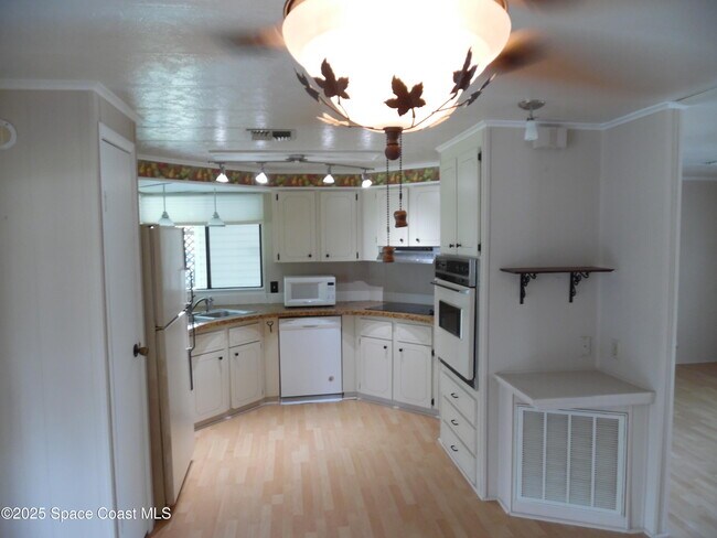 Building Photo - 327 Macadamia Dr