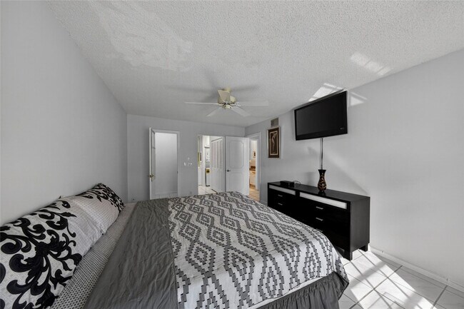 Building Photo - 6253 Bay Club Dr