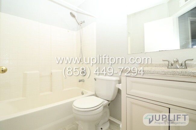 Building Photo - 3 Bed, 2.5 bath Condo w/ Central HVAC, Lau...