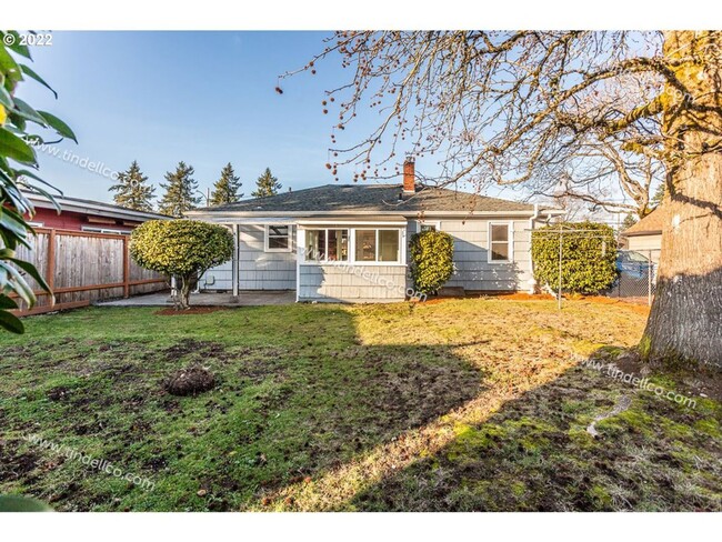 Building Photo - Charming 3 Bedroom Mid-Century Home in Bre...