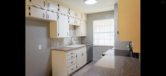 Building Photo - 906 Dosia Cir