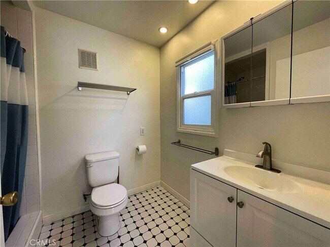 Building Photo - 224 Bayview Dr