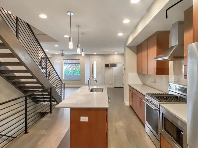 Building Photo - Modern 4BD, 3BA LoHi Townhome with Rooftop Deck