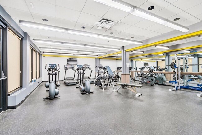 Building Photo - Historic Waterfront - Fitness Center - Concierge - Renovated Kitchen