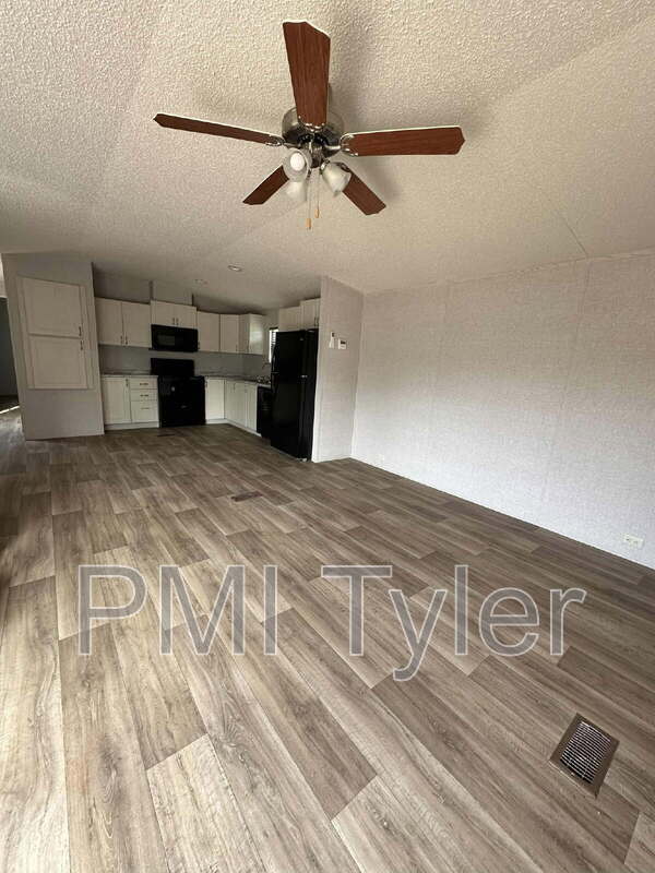 Building Photo - 160 Maple Grove St