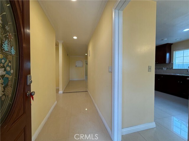 Building Photo - 1127 S Nantes Ave