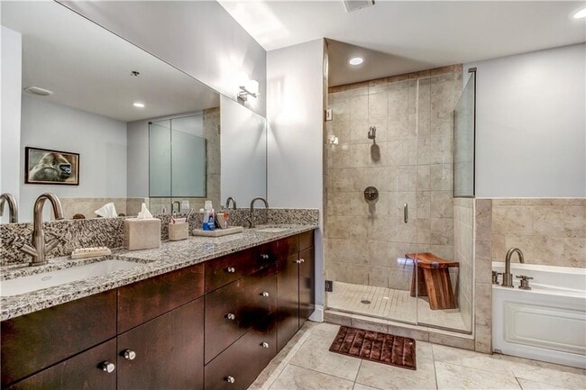 Building Photo - 905 Juniper St NE