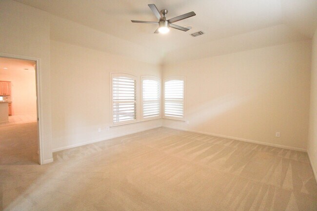 Building Photo - 34 Silverhorn Dr