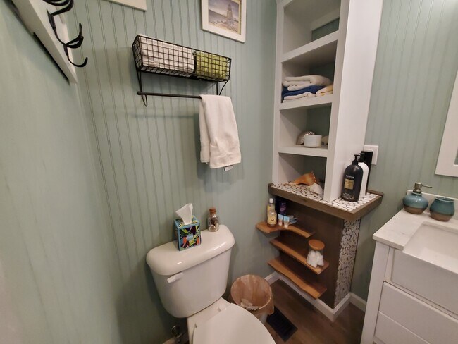 Building Photo - 305 Fairview Dr