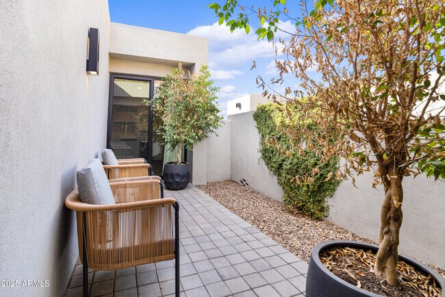 Building Photo - 5841 N Echo Canyon Cir