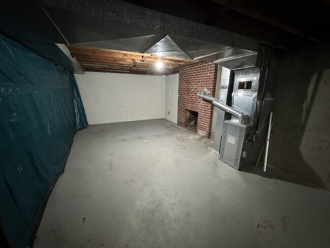 Building Photo - Three Bedroom Home Nestled in the Heart of...