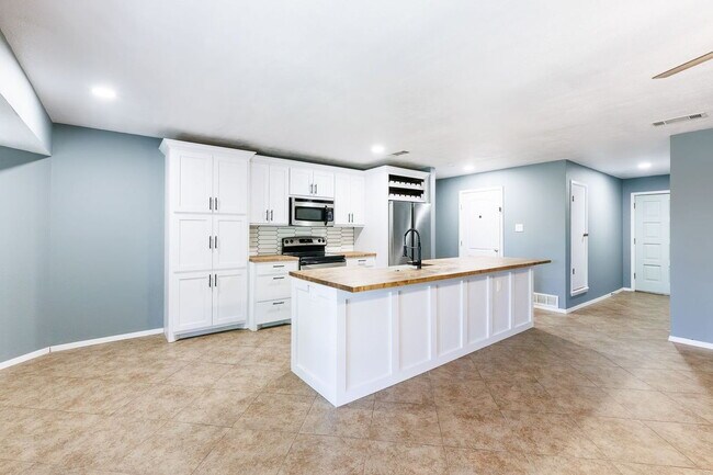 Building Photo - "Spacious 4-Bedroom Haven with 2 Full Bath...