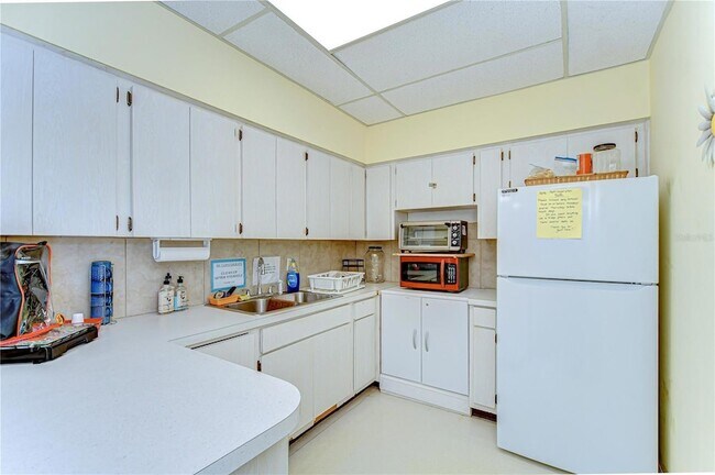 Building Photo - 13870 Oakwood Ln