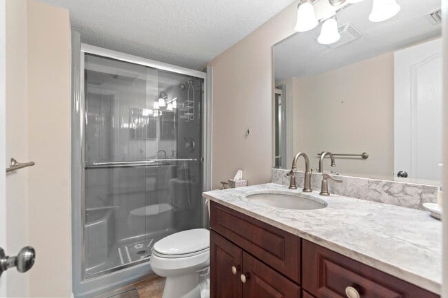 Building Photo - 2615 NE 1st Ct