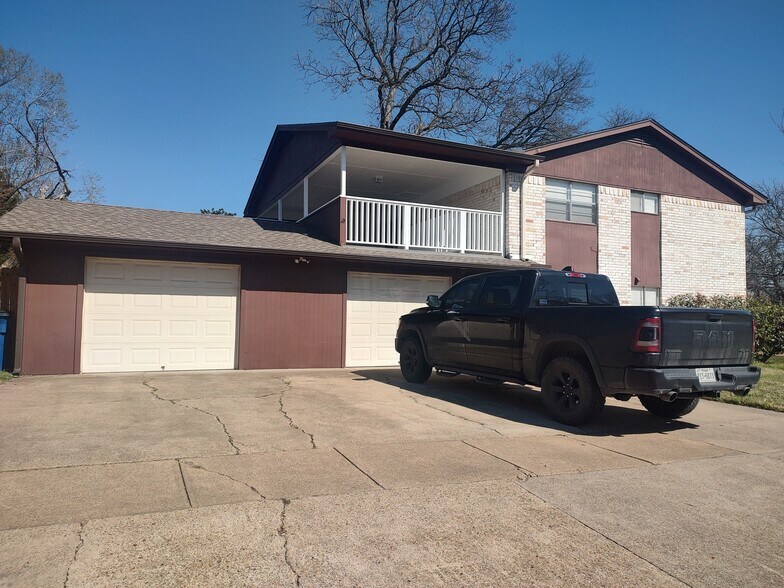 Garage - 508 W Baylor St