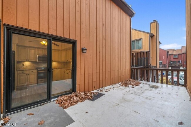 Building Photo - 107 Wimbledon Square