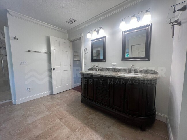 Building Photo - Amazing 4 bedroom home with St Johns River Views Available Now!