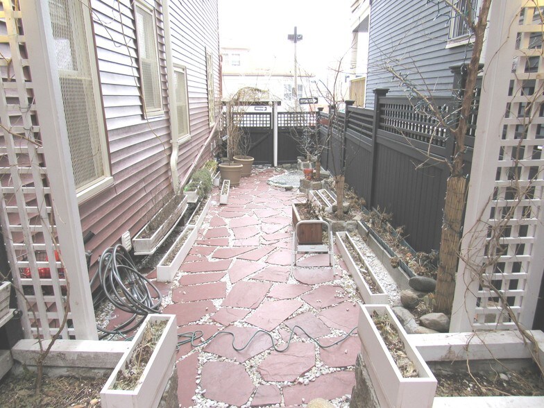 Building Photo - 188 Hillside St