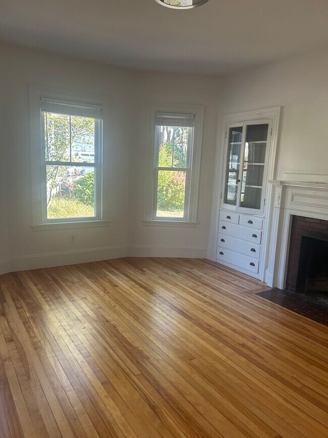 Building Photo - Beautiful 3BR/1.5BA Home Available Septemb...