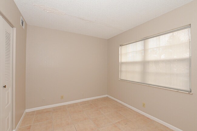 Building Photo - 1540 SE Royal Green Cir
