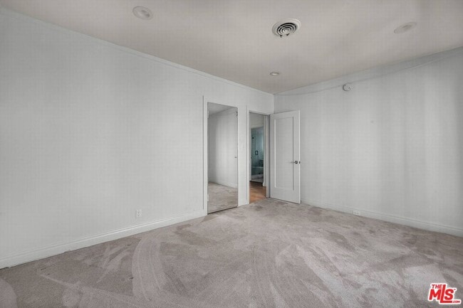 Building Photo - 157 S Elm Dr