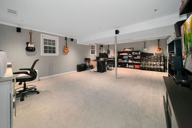 Building Photo - ABSOLUTELY GEORGEOUS 5BD/3.5BA Fully-Renov...