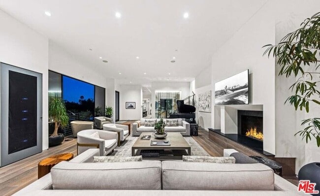 Building Photo - 727 N Beverly Glen Blvd