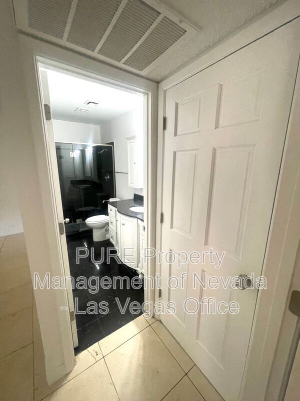 Building Photo - 1405 E Vegas Valley Dr