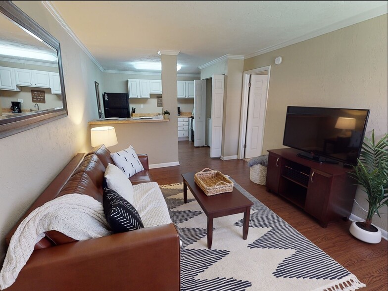 Enjoy the Spacious Common Area at Seminole Flatts – Perfect for Relaxing - Seminole Flatts