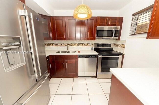 Primary Photo - 4235 N University Dr