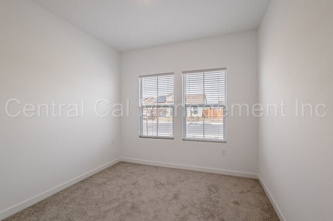 Building Photo - 4 Bedroom/2 Bath Home with Paid Solar in the Southwest - $2650 Per Month!