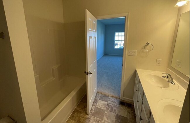 Building Photo - Stunning 4 bedroom 2.5 Bathroom Home in Ma...
