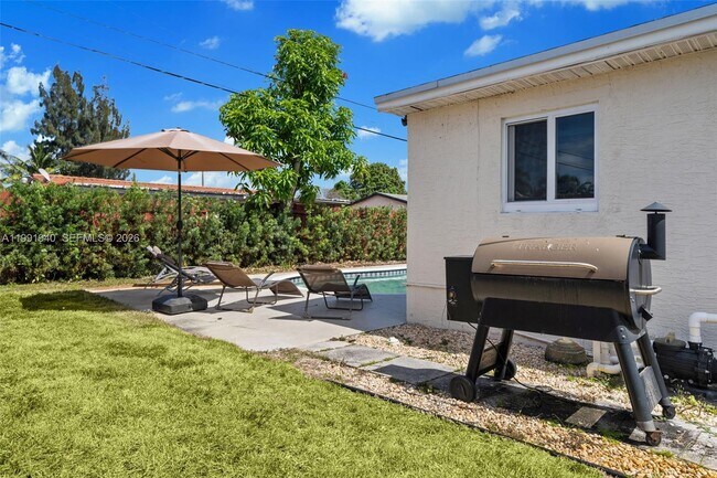 Building Photo - 5920 NE 2nd Terrace