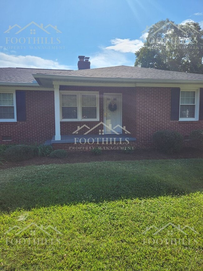 Building Photo - Freshly Renovated 3-Bed Home with Modern C...