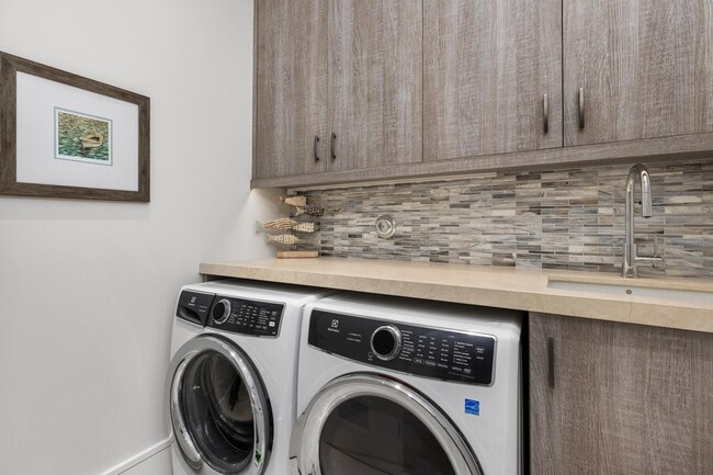 Building Photo - 863 Enfield St