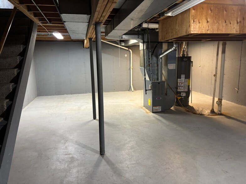 Building Photo - 6172 Brynwood Dr