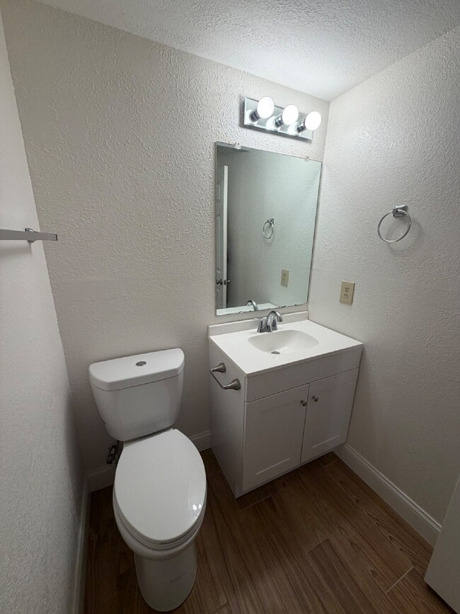 Building Photo - Last 2BR unit at Green Oaks