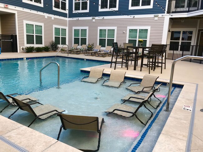 Building Photo - A0 | 1 Bed 1 Bath | 563 sf