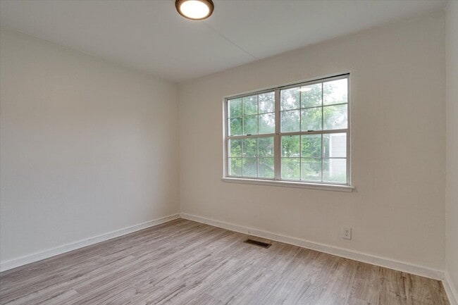 Building Photo - Updated 2-Bedroom Home Near Glenwood – $1,...