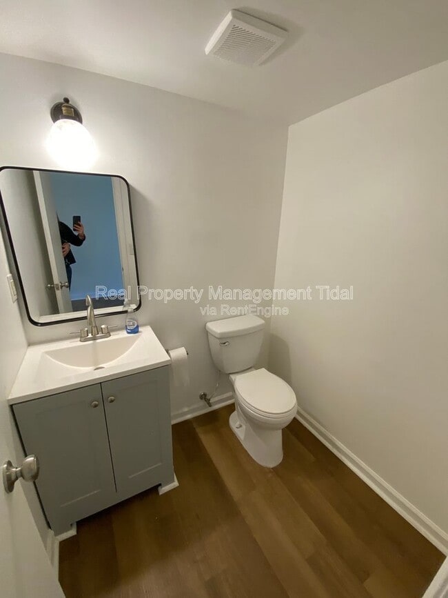 Building Photo - 726 19th St