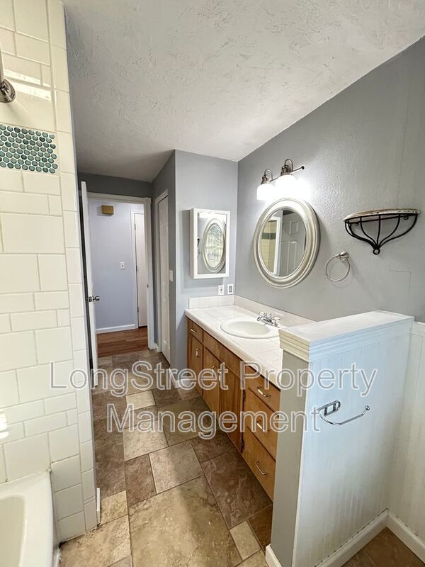 Building Photo - 2872 SE Linda St