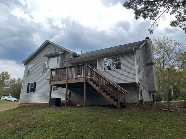 Building Photo - Split level home