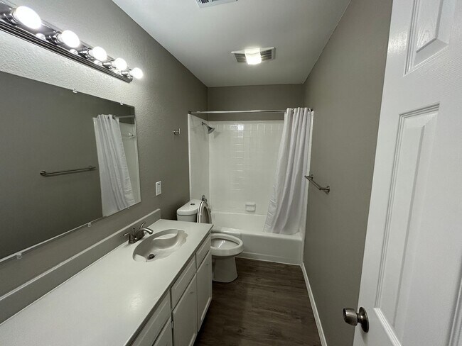Building Photo - 2218 Parkside Dr