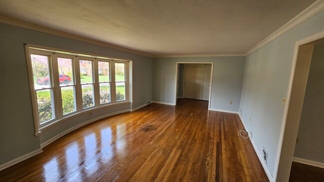 Building Photo - 4 Bedroom Single Family Home